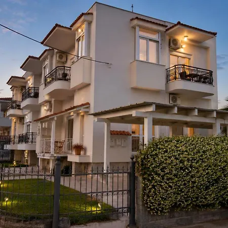 Chrissi-renovated 2026, Just 20m From The